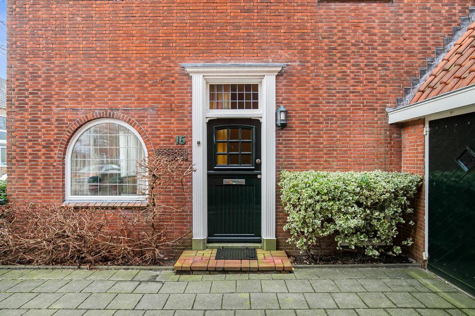 van Roonhuysestraat 16 in Leeuwarden